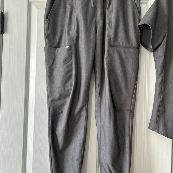 Fabletics Scrub Set - Picture 6 of 8